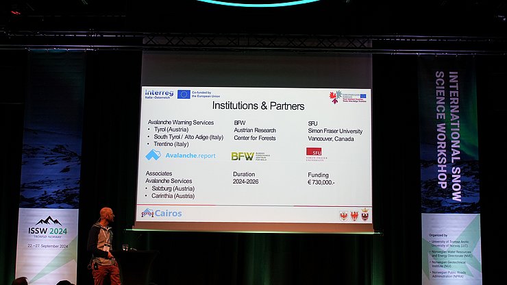 Teammitglied Michael Winkler präsentiert das Euregio-Projekt Cairos im norwegischen Tromsø. 