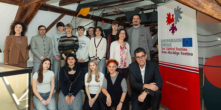 L'EuregioYoungJury 2026 all'esordio dei suoi lavori: nella foto con il Segreteriato generale dell'Euregio, il tutor e la tutor, nonché il direttore e il project manager del Bolzano Film Festival Bozen.