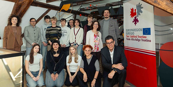 Die EuregioYoungJury 2026 hat ihre Arbeiten aufgenommen: Im Bild mit dem Euregio-Generalsekretariat dem Tutor und der Tutorin sowie dem Direktor und der Projektverantwortlichen des Bolzano Fim Festival Bozen.