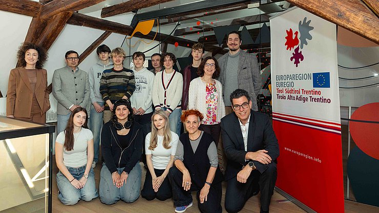 Rosario Multari Die EuregioYoungJury 2026 hat ihre Arbeiten aufgenommen: Im Bild mit dem Euregio-Generalsekretariat dem Tutor und der Tutorin sowie dem Direktor und der Projektverantwortlichen des Bolzano Fim Festival Bozen.