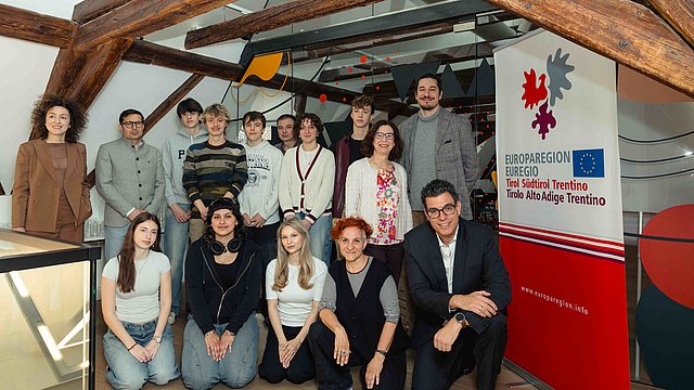 © Rosario Multari Die EuregioYoungJury 2026 hat ihre Arbeiten aufgenommen: Im Bild mit dem Euregio-Generalsekretariat dem Tutor und der Tutorin sowie dem Direktor und der Projektverantwortlichen des Bolzano Fim Festival Bozen.