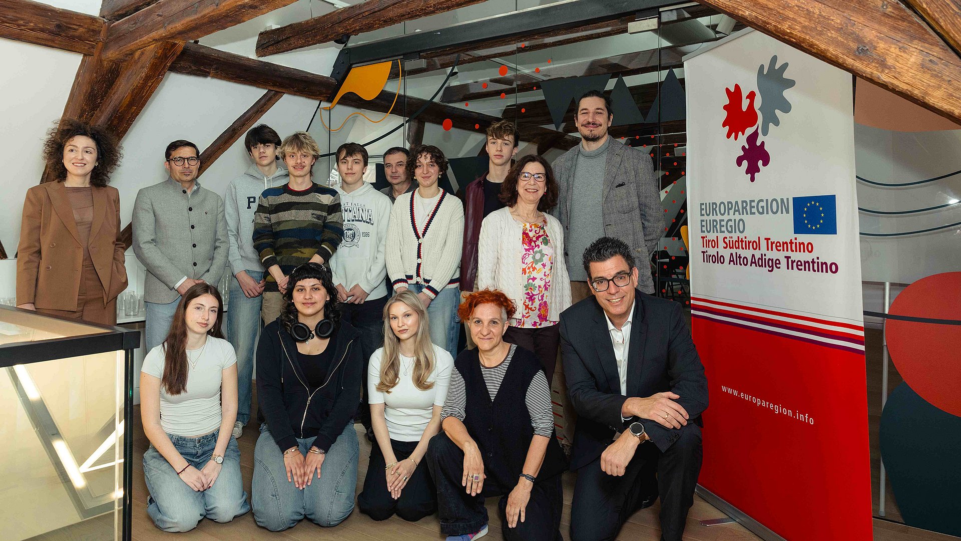 L'EuregioYoungJury 2026 all'esordio dei suoi lavori: nella foto con il Segreteriato generale dell'Euregio, il tutor e la tutor, nonché il direttore e il project manager del Bolzano Film Festival Bozen.