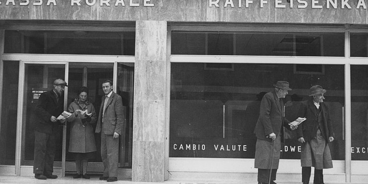 © Raiffeisenverband Südtirol Bis heute sind die Raiffeisenkassen fest vor Ort verankert, im Bild die Raiffeisenkasse Niederdorf im Jahr 1959