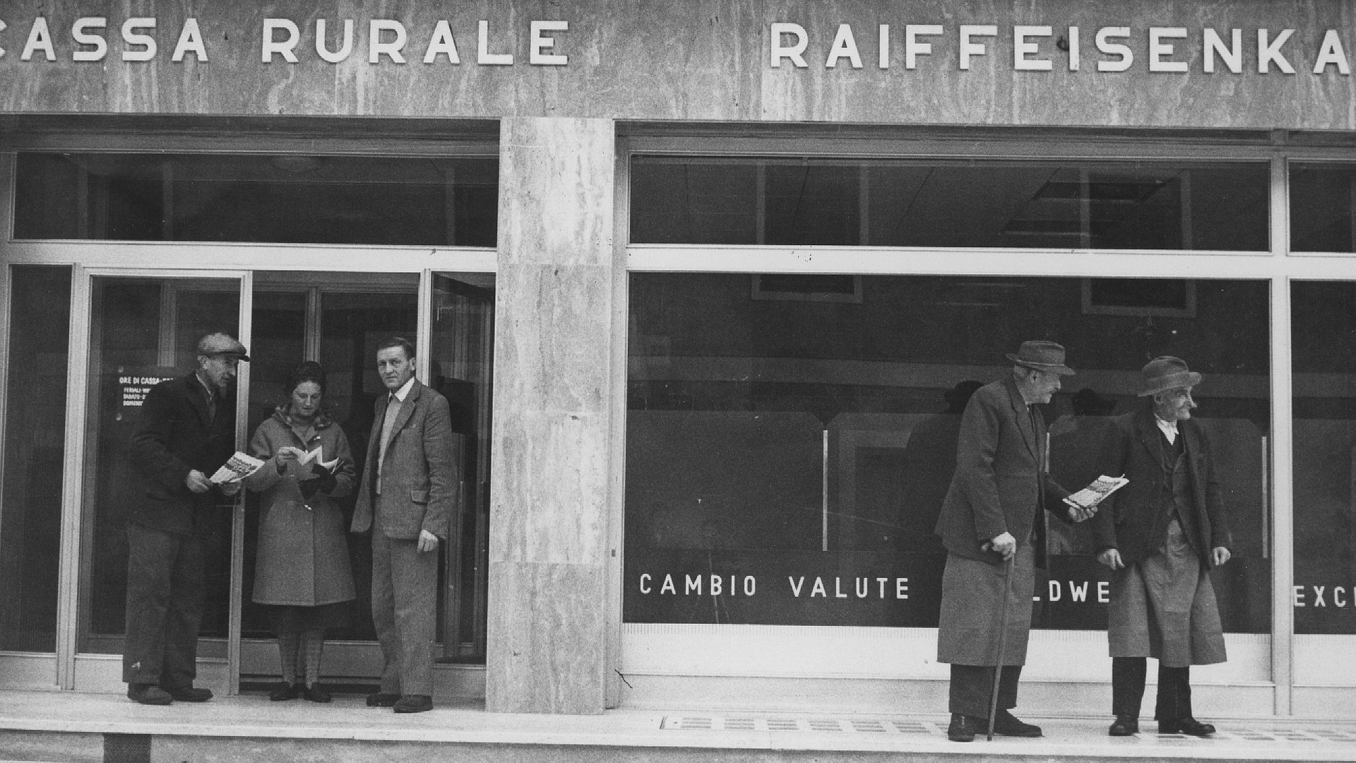 Bis heute sind die Raiffeisenkassen fest vor Ort verankert, im Bild die Raiffeisenkasse Niederdorf im Jahr 1959