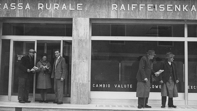 Bis heute sind die Raiffeisenkassen fest vor Ort verankert, im Bild die Raiffeisenkasse Niederdorf im Jahr 1959