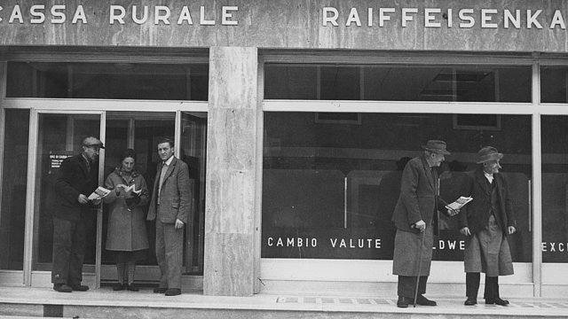 Bis heute sind die Raiffeisenkassen fest vor Ort verankert, im Bild die Raiffeisenkasse Niederdorf im Jahr 1959