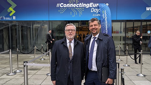 L'assessore provinciale alla Mobilità, Daniel Alfreider (a destra) a Bruxelles nell'aprile del 2024 all'apertura dei "Connecting Europe Days". Al suo fianco Pat Cox, già presidente del Parlamento europeo.