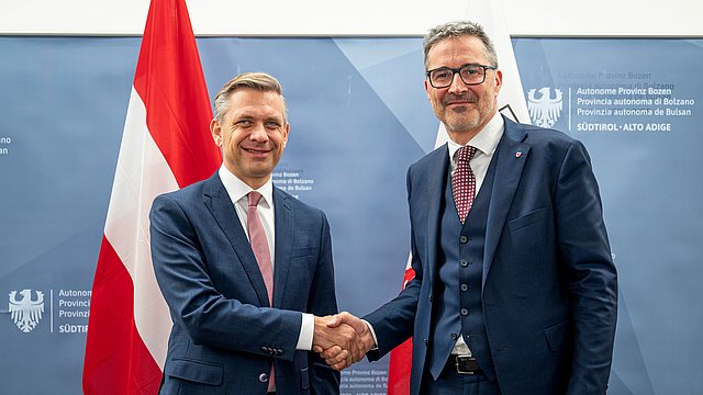 Bundesminister Wolfgang Hattmansdorfer hat sich am 9. Februar mit Landeshauptmann Arno Kompatscher in Bozen getroffen. Im Mittelpunkt des Gesprächs standen die Themen Wirtschaft, Fachkräfte und grenzüberschreitende Zusammenarbeit. 