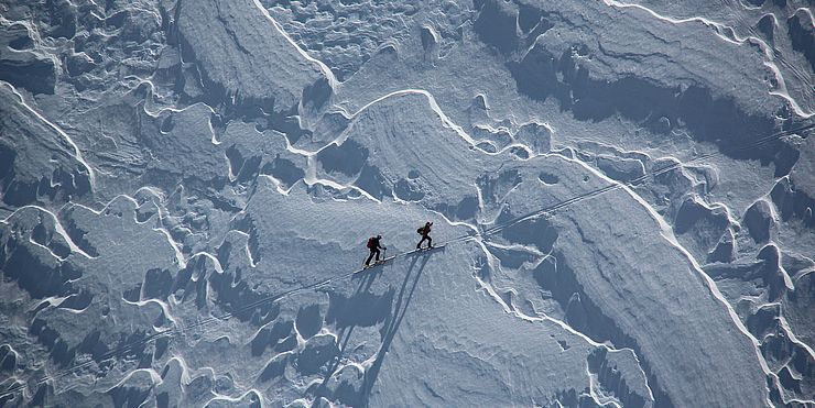 Zwei Personen beim Skitourengehen