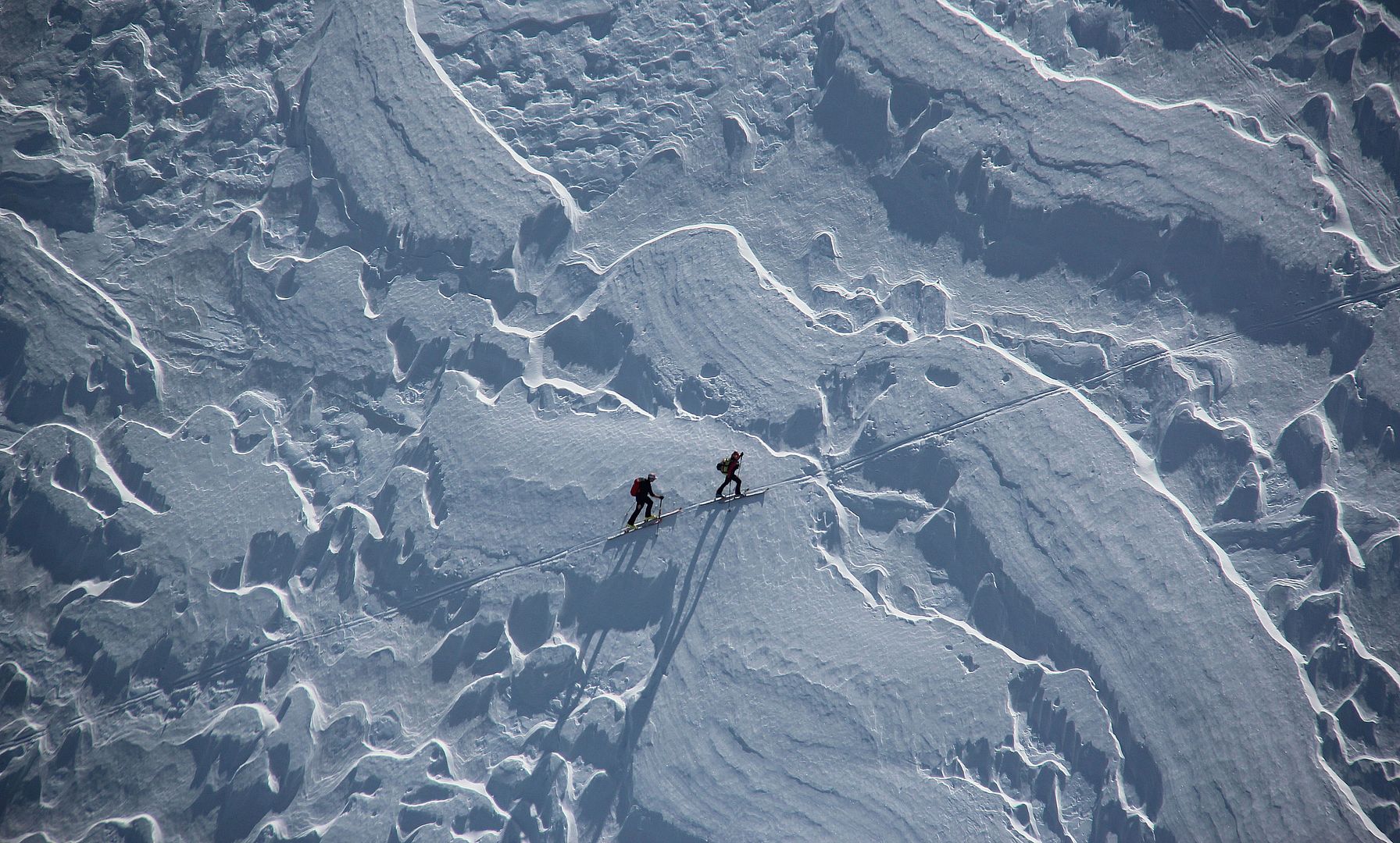 Zwei Personen beim Skitourengehen