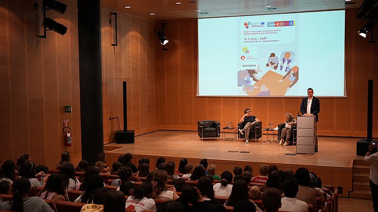 Euregio-Generalsekretär Matthias Fink: "Euregio-KIDS bringt junge Menschen aus der Euregio zusammen, beschäftigt sich mit Kunstwerken aus der Euregio und bündelt die drei großen Museen für zeitgenössische Kunst."