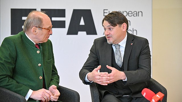 © Gabriele Griessenböck EFA-Präsident Othmar Karas (links) unterstreicht gegenüber Simon Lochmann, dem Abteilungsvorstand Land Tirol und verantwortlich für die Euregio Days, die Sichtbarkeit regionaler Perspektiven.