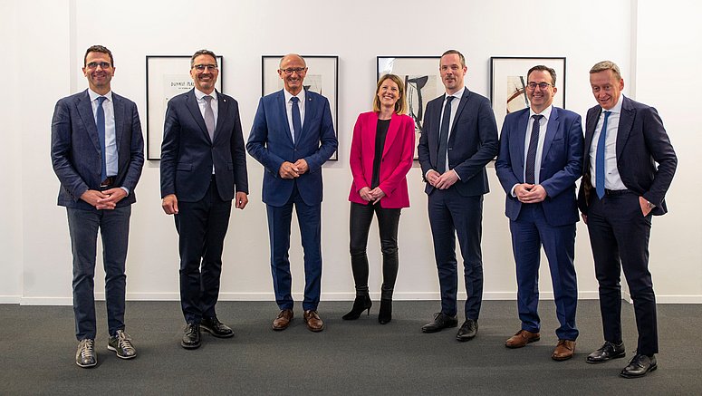 Affrontare le sfide del traffico del futuro. Nella foto, (da sinistra), Hartmann Reichhalter (A22), il presidente altoatesino Kompatscher, il presidente del Tirolo, Mattle, Petra Mödlhammer-Prantner, Hartwig Hufnagl e Stefan Siegele (tutti Asfinag AG) e Carlo Costa, direttore tecnico generale di A22