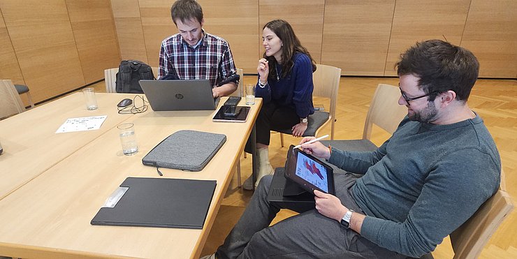 Projektpartner vom Tandem PAR-TY-CO arbeiten am Tisch