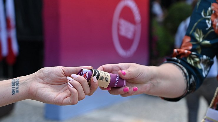 Ein Euregio-Schlauchtuch als Geschenk mit QR-Code zum Gewinnspiel, mit dem man noch bis 31. Juli je 2 Übernachtungen für 2 Erwachsene und 2 Kinder in Tirol, Südtirol und im Trentino gewinnen kann.