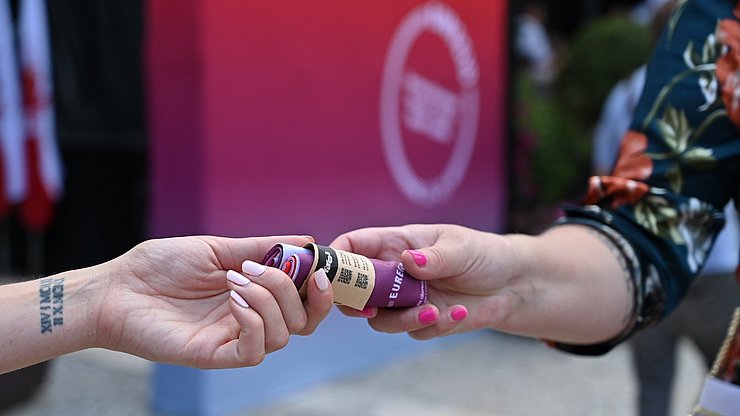Ein Euregio-Schlauchtuch als Geschenk mit QR-Code zum Gewinnspiel, mit dem man noch bis 31. Juli je 2 Übernachtungen für 2 Erwachsene und 2 Kinder in Tirol, Südtirol und im Trentino gewinnen kann.