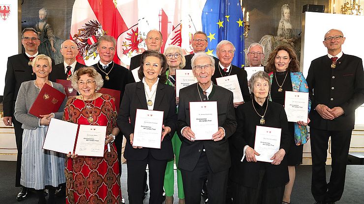 13 Persönlichkeiten erhielten im Riesensaal der Hofburg in Innsbruck das Ehrenzeichen des Landes aus der Hände von LH Anton Mattle und seines Südtiroler Amtskollegen Arno Kompatscher.