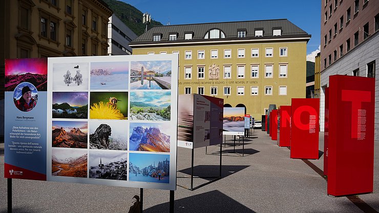 © Euregio/Armin Gluderer La mostra celebrativa dedicata al calendario dell’Euregio sarà aperta al pubblico dall’8 al 29 giugno in Piazza Silvius Magnago a Bolzano, prima di trasferirsi a Bressanone