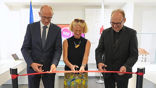© Land Tirol/Dorfmann La mostra “Storia diocesana dell'Euregio” è stata inaugurata (da sinistra) dal presidente del Tirolo Anton Mattle, dalla rettrice dell'Università di Innsbruck Veronika Sexl e dal vescovo di Innsbruck Hermann Glettler.