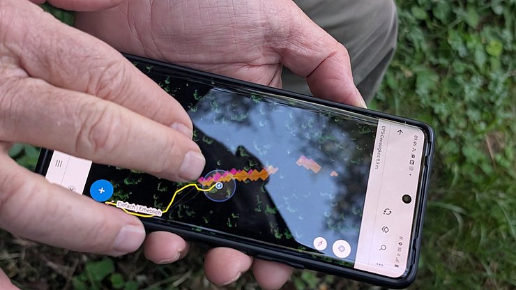 Livello delle conseguenze sullo smartphone: i risultati di una modellizzazione GIS rendono visibili l’esposizione e il potenziale di caduta sotto i sentieri in tutta l’Euregio, testati direttamente come prototipo sul terreno dagli stakeholder. 