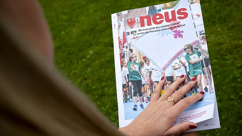 Einblick in die Initiativen, Ziele und Arbeitsweise der Euregio mit der aktuellen Ausgabe von nëus, der Zeitschrift des Landes Südtirol 
