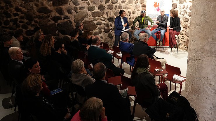 Uraufführung für den Dokumentarfilm „Reflexionen aus der Höhe eines Extremabenteurers. Wälder, Pflanzen und die Klimakrise im Fleimstal“ mit anschließender Diskussion beim Euregio-Kulturabend im Waaghaus in Bozen 