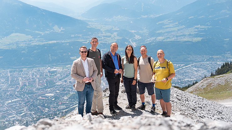 Stellten die Digiway-Ergebnisse vor: (von links) Landeshauptmannstellvertreter Philip Wohlgemuth, Klaus Pietersteiner (Abteilung Waldschutz), Landeshauptmannstellvertreter Josef Geisler, Projektkoordinatorin Lucia Felbauer, GIS-ExperteChristoph Kovacs und Sport-Experte Christoph Höbenreich (alle Land Tirol).