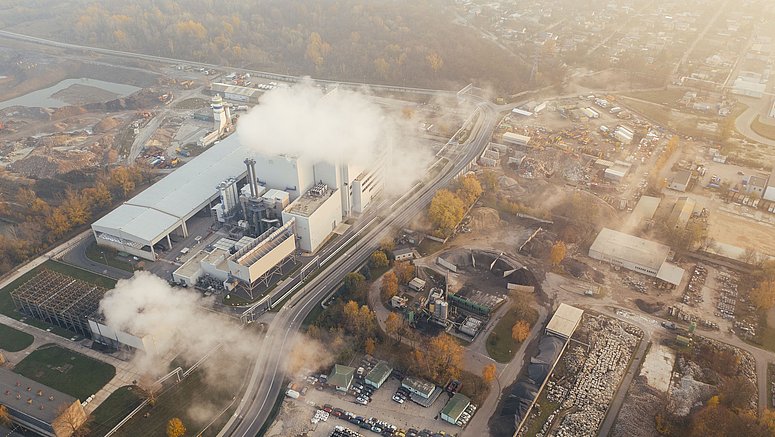 Industriegebiet in dem weißer Rauch aus den Gebäuden kommt