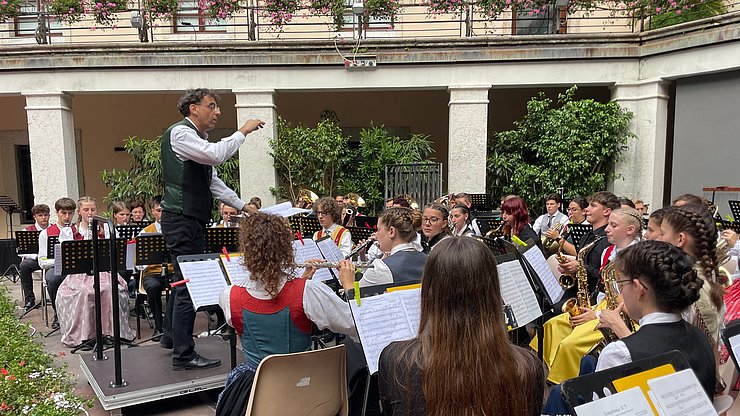 Il direttore d'orchestra del Trentino, Franco Puliafito, si esibisce a Riva del Garda
