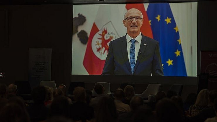 Tirols Landeshauptmann Anton Mattle in einer Videobotschaft "Der Museumstag als jährliche Möglichkeit, Herausforderungen der Museumsarbeit in der Euregio zu diskutieren"