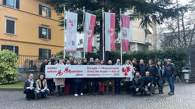 © Euregio “Weiter sehen”: Logo und Motto des Museumsjahrs 2025 wurden beim Treffen von Museumsvertretenden aus Tirol, Südtirol und dem Trentino in Trient vorstellt.