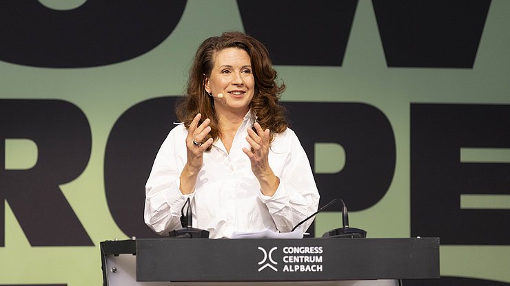 © Land Tirol/Sedlak AdR-Präsidentin Kata Tüttő, Keynote-Speakerin beim Tiroltag: "Europa braucht starke Regionen wie eure Euregio – nicht als Gegenpol, sondern als handlungsfähige Partner der Mitgliedsstaaten und EU-Institutionen.“