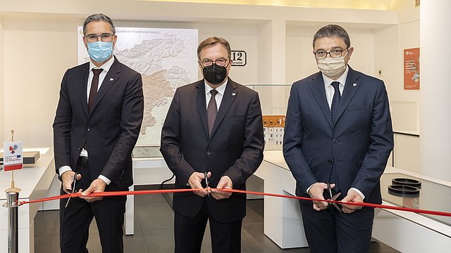 Banddurchschneidung bei der Eröffnung des Euregio-Infopoints in Innsbruck