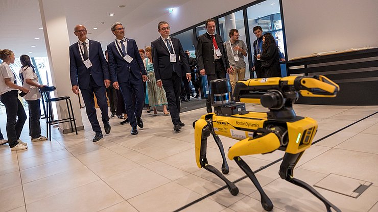 La ricerca sull'intelligenza artificiale è stata al centro delle Giornate dell'Euregio al Forum europeo di Alpbach in agosto. In quell'occasione sono stati consegnati anche il Premio Euregio per i Giovani Ricercatori e il Premio Euregio per l'Innovazione.