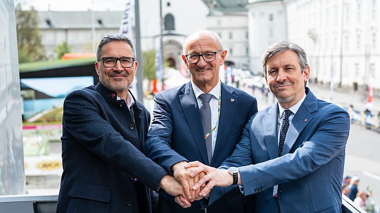 Alla partenza della corsa, i rappresentanti dell'Euregio hanno sottolineato l'importanza del Tour of the Alps per l'intera regione: (da sinistra) il presidente Arno Kompatscher (Alto Adige), il capitano Anton Mattle (Tirolo) e il vicepresidente Achille Spinelli (Trentino).