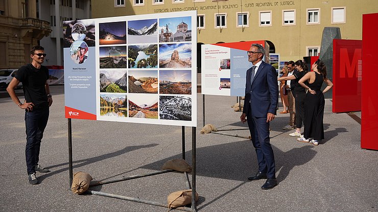 © Euregio/Armin Gluderer Inaugurazione della mostra itinerante «10 anni di calendario Euregio» in piazza Silvius Magnago, alla presenza del presidente Arno Kompatscher, ieri a Bolzano