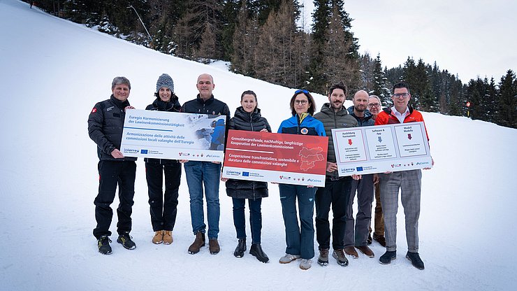 Gruppenfoto der Cairos-Beteiligten: (von links) Mauro Gaddo (Direktor Amt für Meterologie, Trentino), Alice Gasperi, Stefano Fait, Landesrätin Astrid Mair, Michela Munari, Jakob Schwarz, Michael Winkler, Harald Riedl (Lawinenkommissionen Land Tirol), Matthias Fink (Generalsekretär Euregio) 