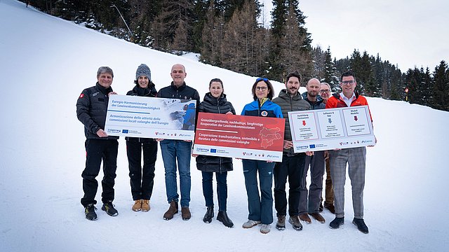Foto di gruppo dei partecipanti al Cairos: (da sinistra) Mauro Gaddo (Direttore dell'Ufficio Meteorologico del Trentino), Alice Gasperi, Stefano Fait, l'assessora tirolese Astrid Mair, Michela Munari, Jakob Schwarz, Michael Winkler, Harald Riedl (Commissione valanghe del Land Tirolo), Matthias Fink (Segretario generale dell'Euregio)