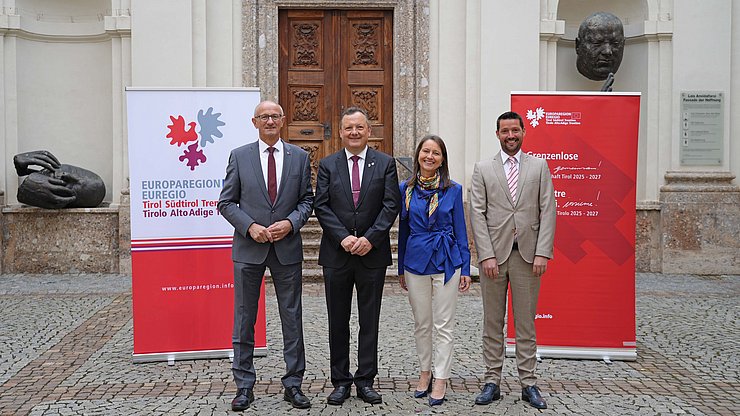 Der Euregio-Präsident, Tirols Landeshauptmann Anton Mattle (links) mit der Spitze des Euregio-Rats: (von links) Karl-Josef Schubert (Präsident Euregio-Rat der Gemeinden und Gemeindeverband Tirol), Mariavittoria Mottes (Vizepräsidentin Gemeindenverband Trentino) und Dominik Oberstaller (Präsident Gemeindenverband Südtirol)
