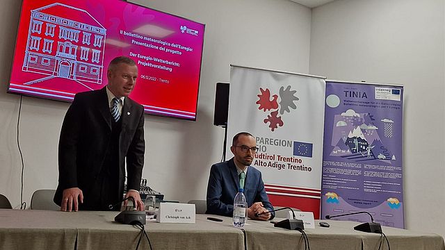 Christoph von Ach ed Enrico di Muzio alla presentazione del bollettino meteo dell'Euregio TINIA durante il Martedì dell'Euregio a Casa Moggioli a Trento