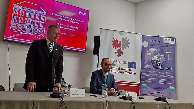© Ufficio Stampa Trentino Christoph von Ach ed Enrico di Muzio alla presentazione del bollettino meteo dell'Euregio TINIA durante il Martedì dell'Euregio a Casa Moggioli a Trento