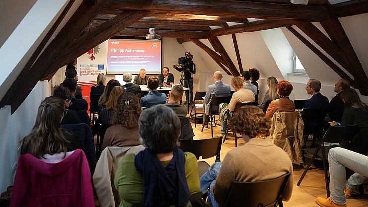 Schwerpunkt der Veranstaltung im Waaghaus in Bozen waren die Studienergebnisse über die Südtiroler Jugendlichen beim Übergang zwischen den Schulstufen oder von der Ausbildung in den Beruf.