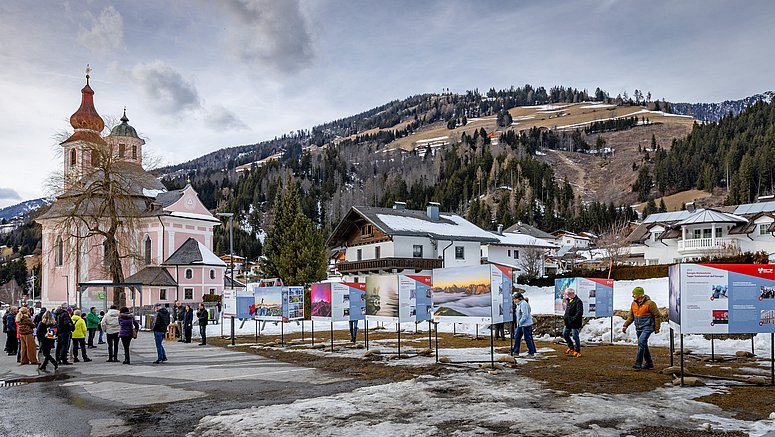 Wanderausstellung 10 Jahre Euregio-Kalender in Strassen in Osttirol