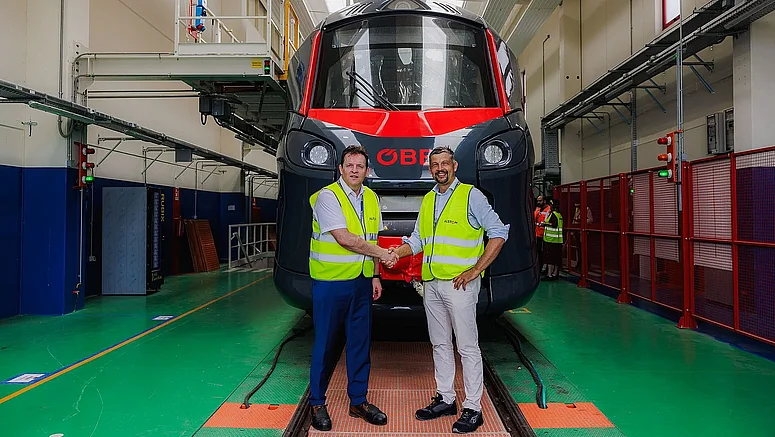 Südtirols Mobilitätslandesrat Daniel Alfreider (im Bild rechts) hat gemeinsam mit seinem Tiroler Amtskollegen René Zumtobel (im Bild links) das Werk des Unternehmens Alstom im piemontesischen Savigliano besucht. Dort läuft derzeit die Produktion der neuen Coradia Stream-Züge.
