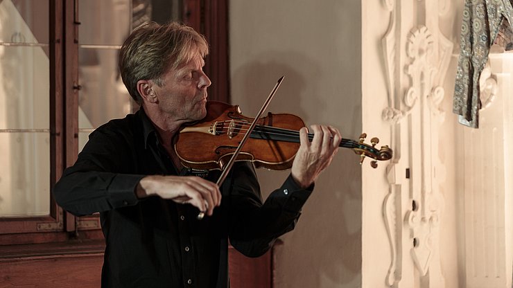 © LPA/Tiberio Sorvillo Der Violinist Matthias Brommann begleitete die Euregio-Soirée auf der Trostburg musikalisch.