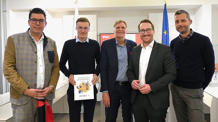 © Land Tirolo Dopo il taglio del nastro della sezione espositiva olimpica presso l'Infopoint dell'Euregio: (da sinistra) Matthias Fink, il vicegovernatore Philip Wohlgemuth, Matthias Egger, Wolfgang Meixner e Christian Rainer