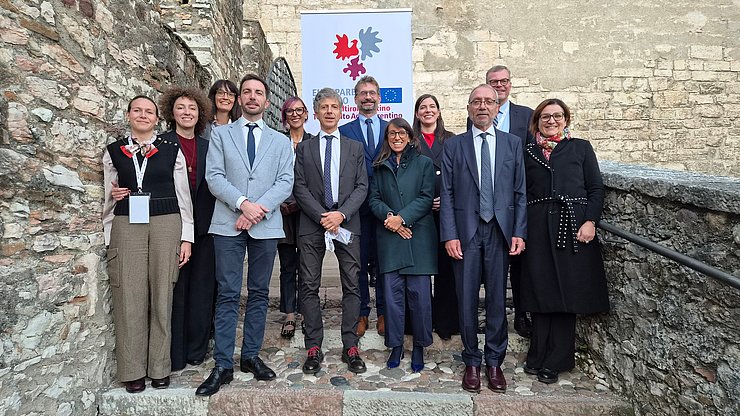 © Euregio/Armin Gluderer Gruppenfoto mit den Referierenden der Tagung im Castello del Buonconsiglio zur Rolle der Autonomien als Motor grenzüberwindender Zusammenarbeit.