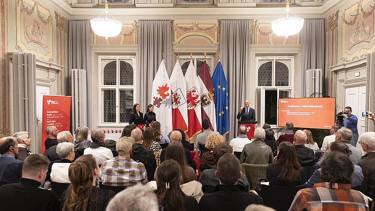 © Land Tirol/Sedlak Euregio-Kalenderfotografen und -fotografinnen aus Tirol, Südtirol und dem Trentino kamen zur feierlichen Präsentation in Innsbruck.