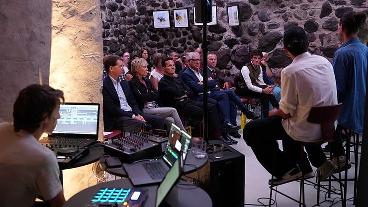 Tanta tecnologia in uso durante l'esibizione del gruppo rap Cooperaziun Planta nella cantina Waaghaus a Bolzano 