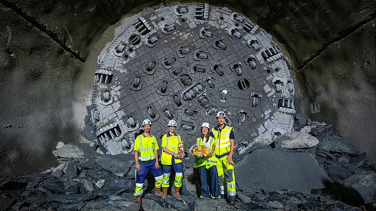 © BBT SE Mitarbeiterinnen und Mitarbeiter feiern die Fertigstellung der westlichen Hauptröhre des Brennerbasistunnels. Mit dabei war auch die Helga Morandell (Dritte von links), Namensgeberin der Tunnelbohrmaschine Wilma.